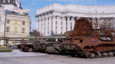 UKRAINE, KYIV, FEBRUARY 2022: Sofya Meydanı 'nda Yok Edilmiş, Yanmış, Paslı Rus Tankları Sergisi. Tank fıçısı. Bağımsızlık için savaş. İşgalcilerin bozuk askeri araçları. Ukrayna İstilası.