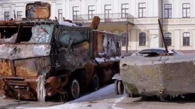 UKRAINE, KYIV, FEBRUARY 2022: Kyiv 'de Yok Edilmiş, Yanmış, Paslı Rus Askeri Aracının Gösterimi. Sofya Meydanı 'nda yanmış askeri zırhlı personel taşıyıcısı. Rus işgali Ukrayna.