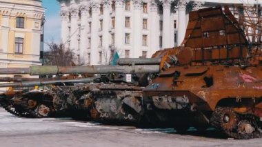 UKRAINE, KYIV, FEBRUARY 2022: Sofya Meydanı 'nda Yok Edilmiş, Yanmış, Paslı Rus Tankları Sergisi. Tank fıçısı. Bağımsızlık için savaş. İşgalcilerin bozuk askeri araçları. Ukrayna İstilası.