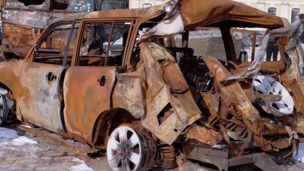 Überreste Eines Verbrannten Erschossenen Rostigen Autos Aus Bucha Auf Dem — Stockvideo
