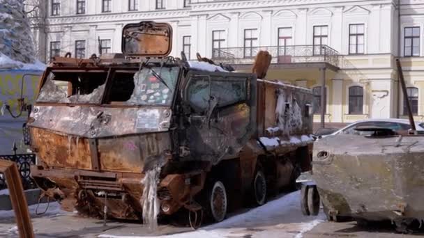 Ucrania Kyiv Febrero 2022 Demostración Vehículo Militar Ruso Destruido Quemado — Vídeos de Stock