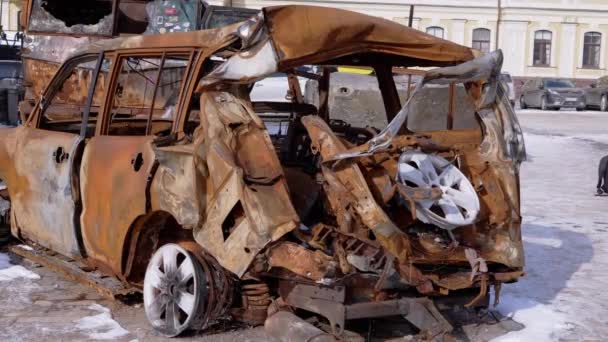 在基辅索菲亚广场的Bucha的燃烧 锈迹斑斑的汽车残骸 射弹击中 爆炸了侵略者 恐怖分子对平民的破坏 俄罗斯入侵乌克兰 — 图库视频影像