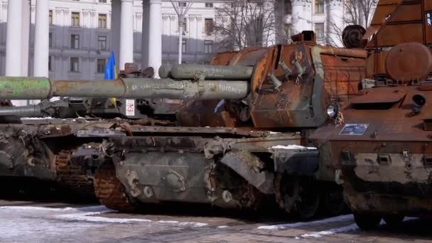 Ucrania Kyiv Febrero 2022 Exposición Tanques Rusos Destruidos Quemados Oxidados — Vídeo de stock