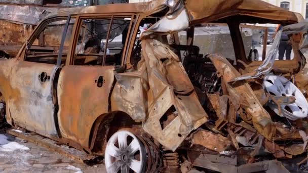 Pozostałości Spalonego Postrzelonego Zardzewiałego Samochodu Buchy Placu Sofii Kijowie Zbliżenie — Wideo stockowe