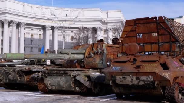 Ucrânia Quiiv Fevereiro 2022 Exposição Destruídos Queimados Tanques Russos Rusty — Vídeo de Stock