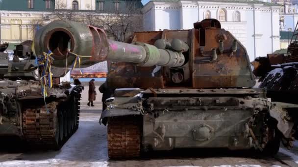 Ukraine Kyiv February 2022 Exhibition Destroyed Burnt Rusty Russian Tanks — Vídeo de stock