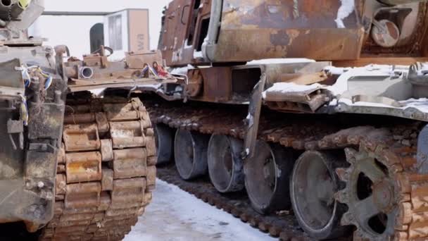 Yanmış Kar Rus Işgalcilerden Oluşan Harabe Bir Askeri Tankın Rusty — Stok video