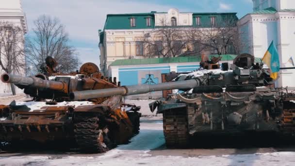 Ukraine Kyiv February 2022 Exhibition Destroyed Burnt Rusty Russian Tanks — 图库视频影像