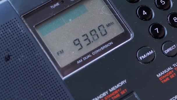 Kara Tozlu Modern Taşınabilir Radyo Alıcısı Nda Frekans Bulmak Erkek — Stok video