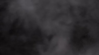 Su Buharı 'nın Karışık Parçacıkları' nın patlaması Kara Arkaplan 'da izole edildi. Buzlu buhar, duman, gaz, su damlaları patlar, karışır, fırtınanın girdabında, kasırgada ya da tsunamide.