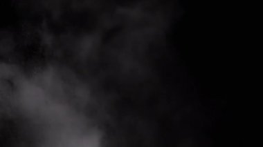 Su Buharı 'nın Karışık Parçacıkları' nın patlaması Kara Arkaplan 'da izole edildi. Buzlu buhar, duman, gaz, su damlaları patlar, karışır, fırtınanın girdabında, kasırgada ya da tsunamide.