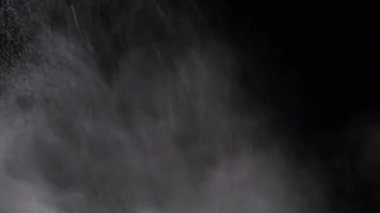 Su Buharı 'nın Karışık Parçacıkları' nın patlaması Kara Arkaplan 'da izole edildi. Buzlu buhar, duman, gaz, su damlaları patlar, karışır, fırtınanın girdabında, kasırgada ya da tsunamide.