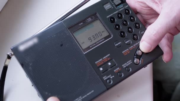 Een Frequentie Vinden Een Black Dusty Modern Portable Digital Radio — Stockvideo