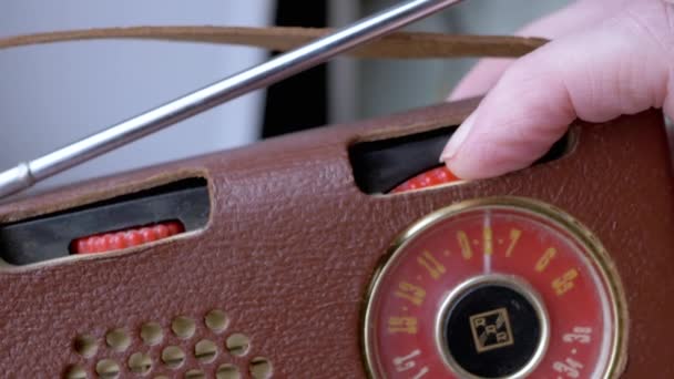 旧式复古收割机真皮箱中的男性手指调整频率 波段设置 调频波频搜索 旋转拨号 旧的带有手动调音的手提式无线电接收机 70年代 — 图库视频影像