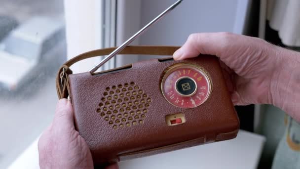 Männliche Finger Regulieren Die Frequenz Einem Alten Retro Receiver Lederetui — Stockvideo