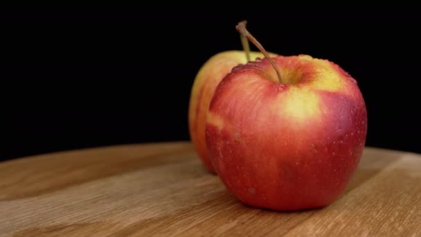 Dwa Dojrzałe Czerwone Jabłko Kroplami Wody Skórce Obraca Się Czarnym — Wideo stockowe