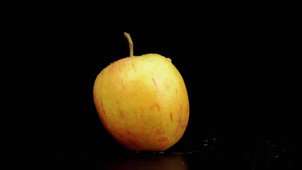 Organic Ripe Yellow Apple Water Drops Peel Περιστρέφεται Μαύρο Φόντο — Αρχείο Βίντεο