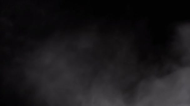 Explosion Gemischter Wasserdampfpartikel Isoliert Auf Schwarzem Hintergrund Eisige Wolke Aus — Stockvideo