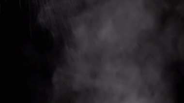 Su Buharı 'nın Karışık Parçacıkları' nın patlaması Kara Arkaplan 'da izole edildi. Buzlu buhar, duman, gaz, su damlaları patlar, karışır, fırtınanın girdabında, kasırgada ya da tsunamide.