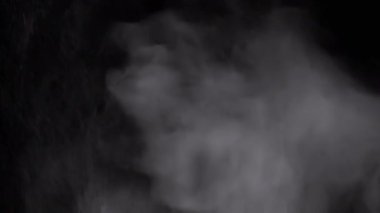 Su Buharı 'nın Karışık Parçacıkları' nın patlaması Kara Arkaplan 'da izole edildi. Buzlu buhar, duman, gaz, su damlaları patlar, karışır, fırtınanın girdabında, kasırgada ya da tsunamide.