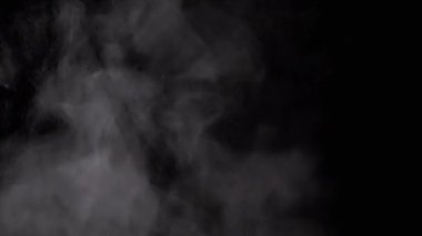 Su Buharı 'nın Karışık Parçacıkları' nın patlaması Kara Arkaplan 'da izole edildi. Buzlu buhar, duman, gaz, su damlaları patlar, karışır, fırtınanın girdabında, kasırgada ya da tsunamide.