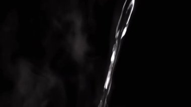 Sıcak Kaynar Suyun Jeti Bulutların Arkaplanına Dökülen Beyaz Buhar. Siyah arka planda buharlaşma. Düşen şeffaf sıcak su püskürtüsü. Damla, damla. Buhar bulutu. Bulanık sis.