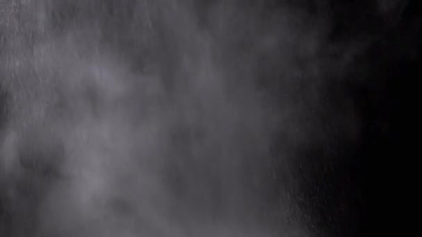 在黑色背景下分离的水汽混合微粒的爆炸 水滴在风暴 飓风或海啸的漩涡中爆炸 — 图库视频影像