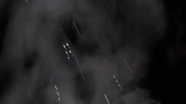 Kara Arkaplan Yükselen Buharı Bulutu Düşen Damlaları Karışık Toz Gaz — Stok video