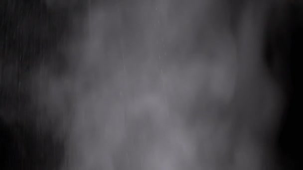 在黑色背景的上升的水汽云上 飞溅的流淌着 雪混合颗粒的爆炸 水汽的云彩 水滴在漩涡中旋转 — 图库视频影像