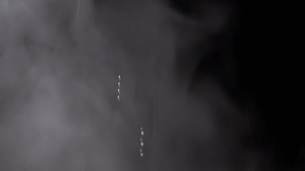 黒い背景に水蒸気の上昇雲の上のスプラッシュの落下ストリーム 雪の混合粒子の爆発 蒸気の氷の雲 渦に渦巻く水の滴 — ストック動画