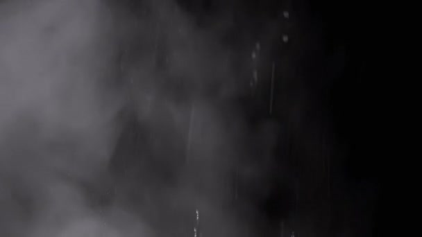 Fallende Spritzer Auf Einer Aufsteigenden Wolke Aus Wasserdampf Auf Schwarzem — Stockvideo