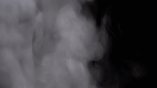 Αναδυόμενα Θολά Λευκά Σύννεφα Ατμού Καπνού Παγωμένης Πυκνής Ομίχλης Μαύρο — Αρχείο Βίντεο