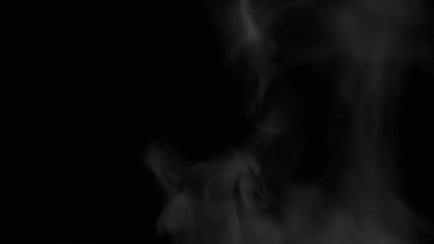 黒い背景に水蒸気の上昇雲の上のスプラッシュの落下ストリーム 雪の混合粒子の爆発 蒸気の氷の雲 渦に渦巻く水の滴 — ストック動画