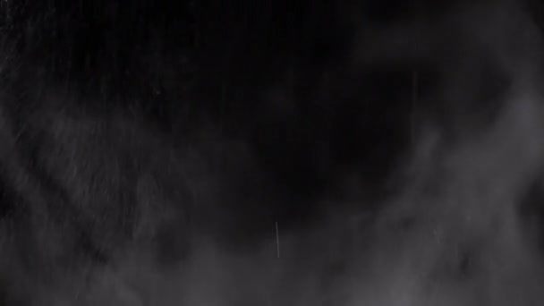 Spadający Strumień Strumieni Wschodzącej Chmurze Pary Wodnej Czarnym Tle Eksplozja — Wideo stockowe