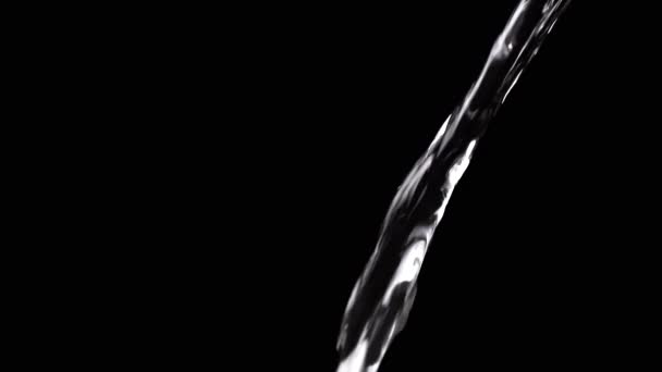 透明的清水喷射在孤立的黑色背景上 一条细细的溪流在阳光下闪闪发光 落水的缓慢运动 喝干净的水 咖啡的配制 — 图库视频影像