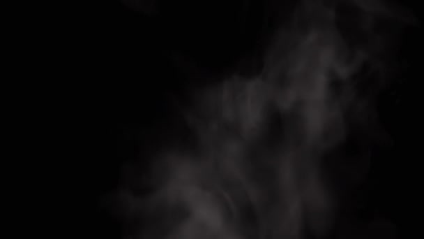 Rosnące Niewyraźne Białe Chmury Pary Dymu Lodowatej Gęstej Mgły Czarnym — Wideo stockowe