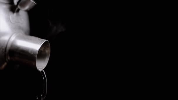 Kochendes Wasser Aus Einem Wasserkocher Ergießt Sich Über Den Hintergrund — Stockvideo