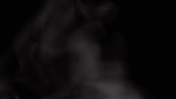 白云的蒸汽 烟雾升起在一个黑色背景的锅炉上 水滴飞溅并跳到水面上 在雾气模糊的漩涡中混合粒子的爆炸 — 图库视频影像