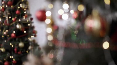 Bulanık Noel Ağacı Arkaplanındaki Parlayan Işıkların Aynası 'ndaki yansıma. Odaklanamayan Noel ağacı. Bir sürü parlak, parıldayan altın ışıklar, oyuncaklar. Bokeh. Noel süsü, çelenk. Xmas.