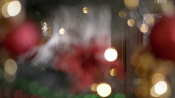 Лиття Різдвяних Лампочок Іграшок Розмитому Фоні Ялинки Орієнтований Абстрактний Фон — стокове відео