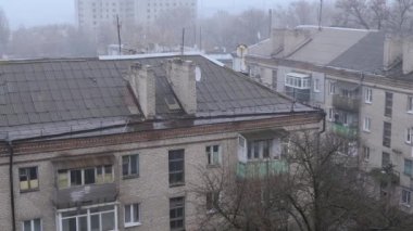 Rainy Weather 'daki Eski Konutların Çatıları' nın Panoramik Manzarası. Kamera hareketi. Konut alanı. Bulutlu sonbahar soğuk sisli günü. Yağmurlu bir hava. Düşen yağmur damlaları. Şehir manzarası.