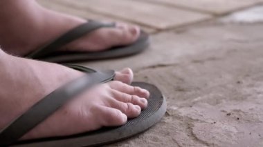 Kirli Çıplak Ayakları Yürüten, Parmaklarını Kıpırdatan, Rahatlama Egzersizleri Yapan Çocuk. Yorgun çocukların parmak ve bacaklarını parmak arası terliklerle yakın plan çek. Gücünü geri kazan. Toprak, kum. Dinlen, uzun bir yürüyüş. Vücut parçası.
