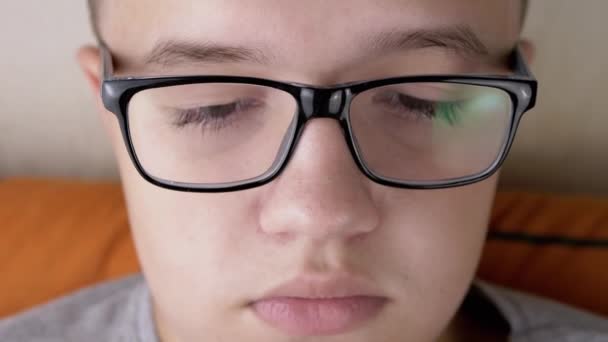 Primo Piano Parte Del Volto Bambino Con Gli Occhiali Che — Video Stock