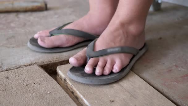 Zavallı Çocuk Kirli Çıplak Ayaklar Kıpırdayan Parmaklar Rahatlama Egzersizleri Yorgun — Stok video