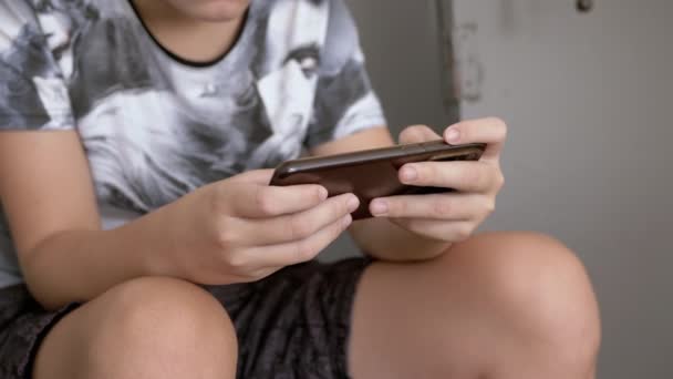 Primer Plano Manos Adolescente Jugando Videojuegos Pantalla Del Teléfono Inteligente — Vídeos de Stock