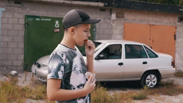 Ukraine Kamenskoe 2022 Πεινασμένο Παιδί Τρώει Πατατάκια Crackers Στην Οδό — Αρχείο Βίντεο
