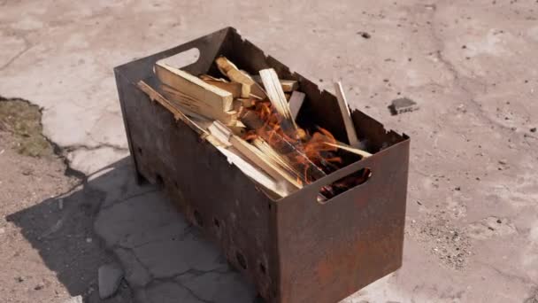 Chopped Firewood Burns Bright Flame Smoke Outdoors Piec Drewno Płonące — Wideo stockowe