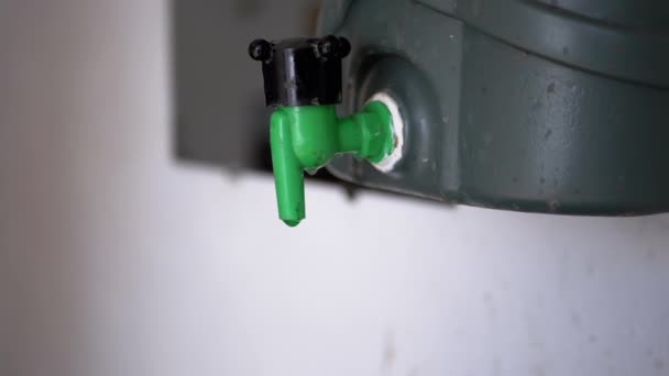Gesloten Oude Plastic Waterkraan Met Een Trillende Druppel Water Een — Stockvideo