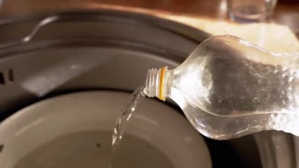 Nalévání Špinavé Vody Plastové Láhve Kovové Mísy Paprscích Slunečního Světla — Stock video