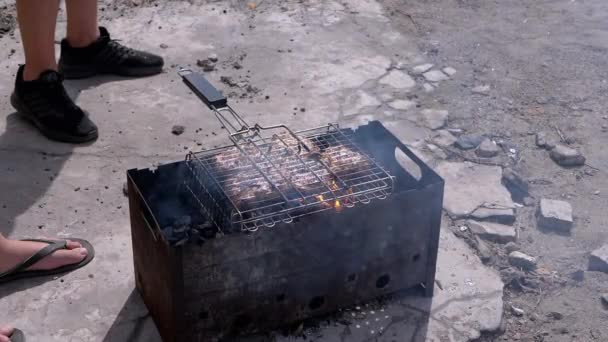 Preparazione Carne Succosa Una Griglia Barbecue Cortile Raggi Luce Solare — Video Stock